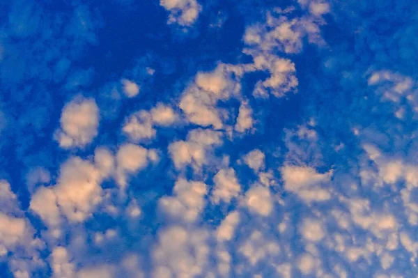 Langit Dengan Awan Latar Belakang Sederhana — Stok Foto