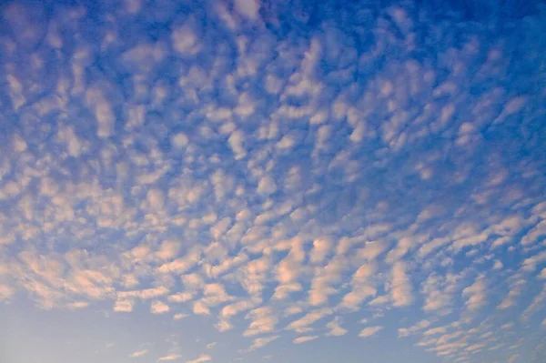 Ciel Avec Nuages Arrière Plan Simple — Photo