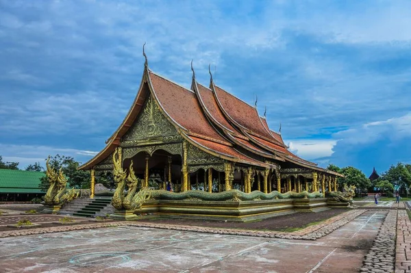 泰国Ubon Ratchathani的Wat Sirintornwararam Wat Phu Prao寺庙 — 图库照片