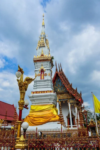 泰国Yasothon Wat Mahathat寺的Thai Chedi Phra Anon — 图库照片
