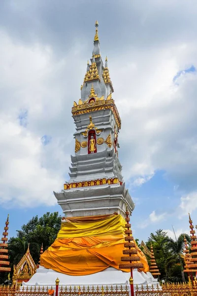 泰国Yasothon Wat Mahathat寺的Thai Chedi Phra Anon — 图库照片