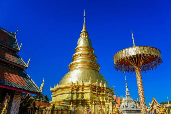 ワット プラの黄金塔そのHaripunchai Woramahwihan Lamphun Thailand — ストック写真