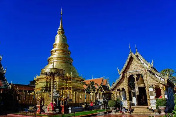 Pagode Dourado Wat Phra Haripunchai Woramahawihan Lamphun Tailândia — Fotografia de Stock