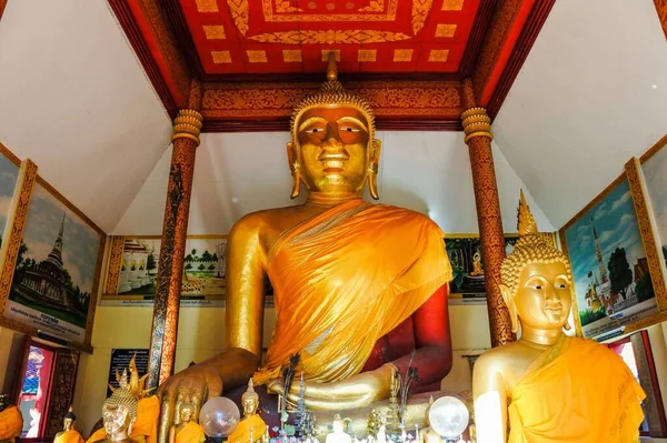 泰国Lamphun Wat Phra Haripunchai Woramahawihan的黄金塔 — 图库照片