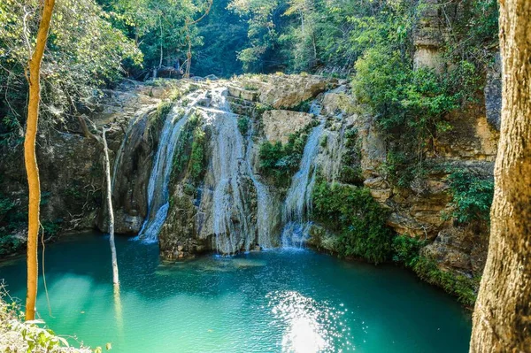 Güzel şelale Koh Luang Şelalesi Mae Ping Ulusal Parkı, Li Bölgesi, Lamphun Tayland