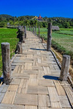 Bambu köprüsü. Sutongpe Köprüsü. En uzun tahta köprü, Mae Hong Son, Tayland