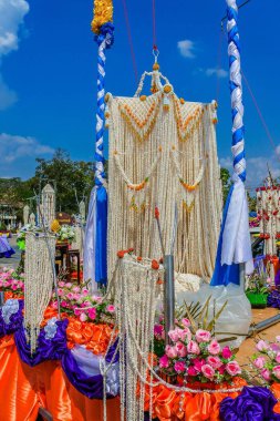 Direksiyon geleneği pirinç patlatırdı: Patlayan çelenklerden yapılmış çelenkler Yasothon, Tayland 'da Budistlerin inancına tapardı.