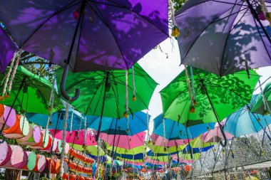 Direksiyon geleneği pirinç patlatırdı: Patlayan çelenklerden yapılmış çelenkler Yasothon, Tayland 'da Budistlerin inancına tapardı.