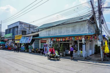 Direksiyon geleneği pirinç patlatırdı: Patlayan çelenklerden yapılmış çelenkler Yasothon, Tayland 'da Budistlerin inancına tapardı.