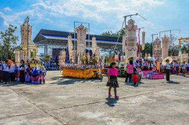 Direksiyon geleneği pirinç patlatırdı: Patlayan çelenklerden yapılmış çelenkler Yasothon, Tayland 'da Budistlerin inancına tapardı.