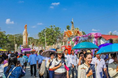 Direksiyon geleneği pirinç patlatırdı: Patlayan çelenklerden yapılmış çelenkler Yasothon, Tayland 'da Budistlerin inancına tapardı.