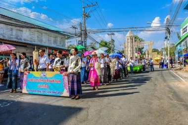 Direksiyon geleneği pirinç patlatırdı: Patlayan çelenklerden yapılmış çelenkler Yasothon, Tayland 'da Budistlerin inancına tapardı.