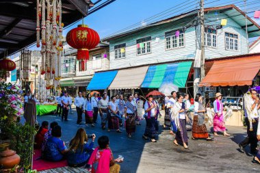 Direksiyon geleneği pirinç patlatırdı: Patlayan çelenklerden yapılmış çelenkler Yasothon, Tayland 'da Budistlerin inancına tapardı.