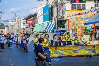 Direksiyon geleneği pirinç patlatırdı: Patlayan çelenklerden yapılmış çelenkler Yasothon, Tayland 'da Budistlerin inancına tapardı.