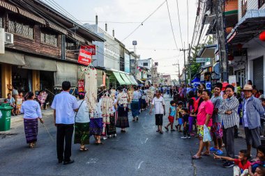 Direksiyon geleneği pirinç patlatırdı: Patlayan çelenklerden yapılmış çelenkler Yasothon, Tayland 'da Budistlerin inancına tapardı.