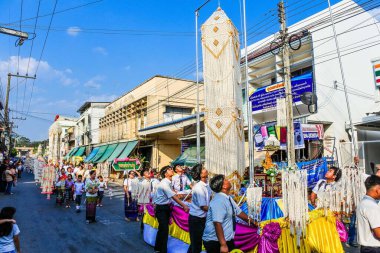 Direksiyon geleneği pirinç patlatırdı: Patlayan çelenklerden yapılmış çelenkler Yasothon, Tayland 'da Budistlerin inancına tapardı.