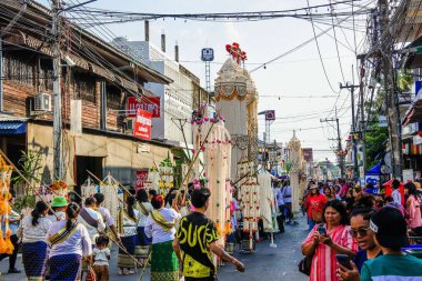 Direksiyon geleneği pirinç patlatırdı: Patlayan çelenklerden yapılmış çelenkler Yasothon, Tayland 'da Budistlerin inancına tapardı.