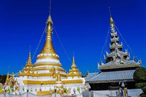 ワット チョン クランとワット チョン ビルマ建築様式 メーホンソン 北タイ — ストック写真