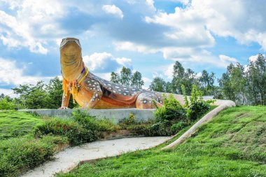Yasothon, Tayland 'da büyük bir iguana heykeli