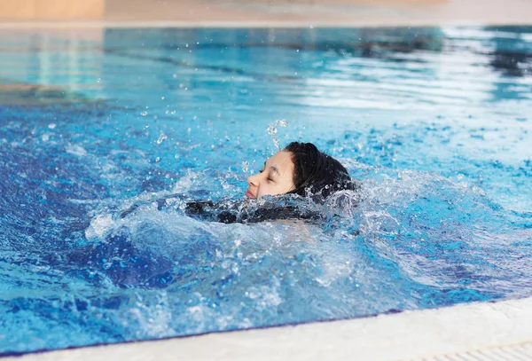 Young Teen Girl Pool Splashing Water — Stock Photo, Image