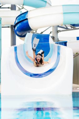 kız su kaydırağı üzerinde rulo