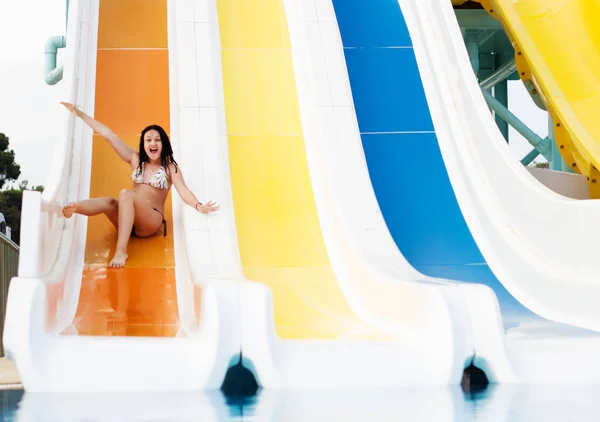 Rolos Menina Lâminas Água — Fotografia de Stock