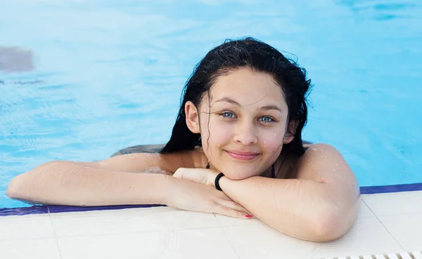 Νεαρό Κορίτσι Στην Πισίνα — Φωτογραφία Αρχείου