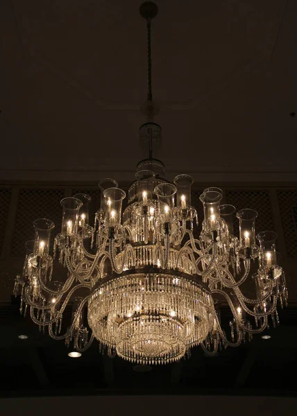 Güzel bir klasik kristal avize