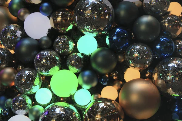 Bir ağaçüzerinde Noel topları