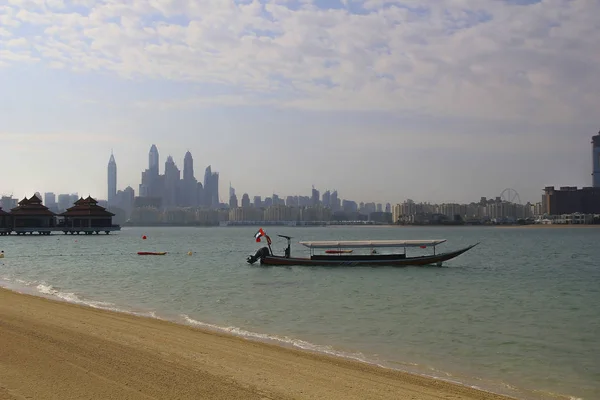 Deniz kıyısında bir tekne