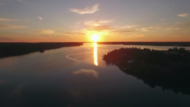 Friedlicher Sonnenuntergang Einem See Mit Birke Und Himmelspiegelungen Ruhigen Wasser — Stockvideo