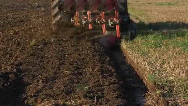 Landbouwtrekker Ploegen Van Het Veld — Stockvideo