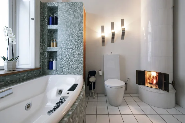 瑞典带壁炉的浴室 — 图库照片