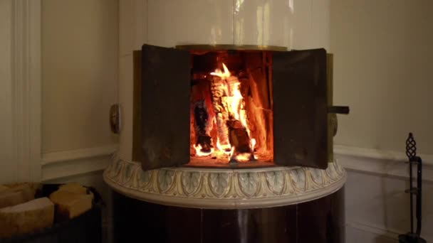     feu dans un poêle carrelé avec des carreaux blancs en Suède  