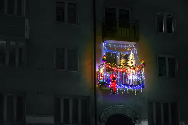 Rote Glocken Lichter Tannenzweige Mit Ornamenten Auf Dem Balkon Der — Stockfoto
