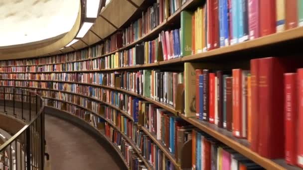 Εσωτερικό Της Βιβλιοθήκης Της Πόλης Στοκχόλμη — Αρχείο Βίντεο