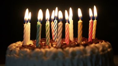 Yıldönümü pastası karanlıkta mumlar yakan