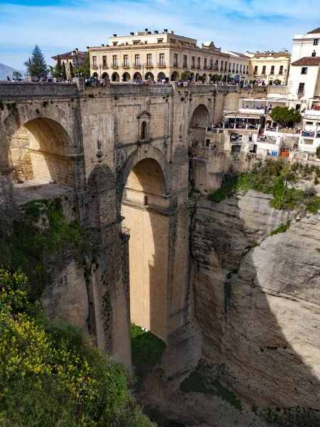 Ronda, Espanha, Februaryl 05, 2019: Turistas visitam nova ponte — Fotografia de Stock