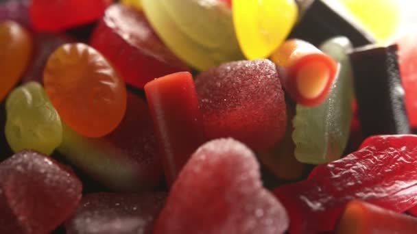 Verschiedene Bunte Saftige Gummibärchen — Stockvideo