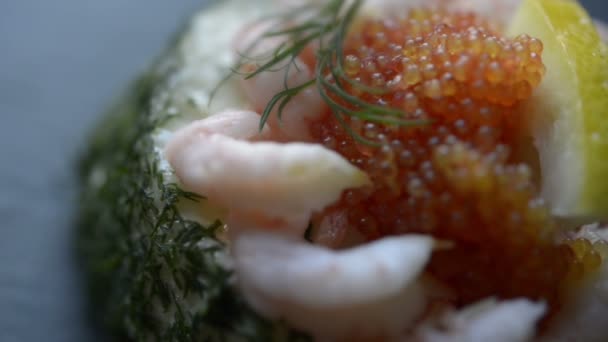 海鲜三明治与虾和玫瑰 — 图库视频影像