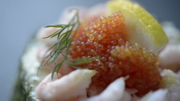 Fisk Och Skaldjur Smörgås Med Räkor Och Löjrom — Stockvideo