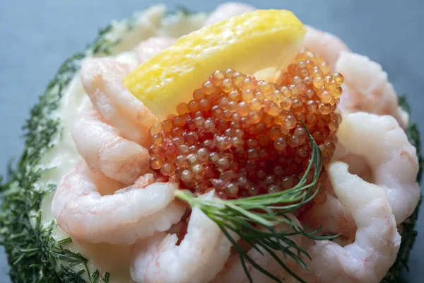 Tenger gyümölcsei szendvics garnélarákok és tengeri márnával — Stock Fotó
