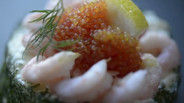 Meeresfrüchte Sandwich Mit Garnelen Und Rogen — Stockvideo