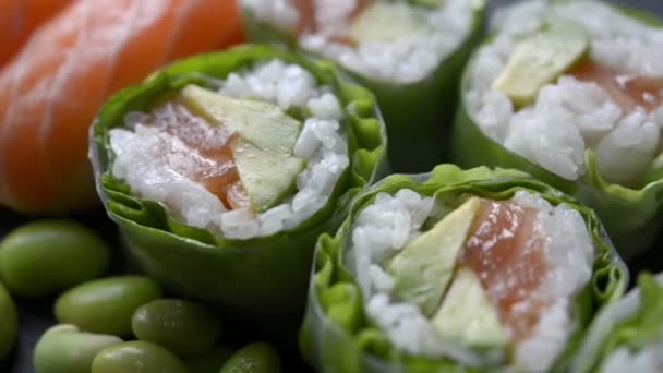 Sushi Och Sushi Rullar Uppsättningen Närbild — Stockvideo