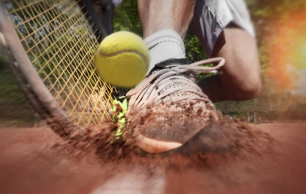 Kil tenis kortundaki tenis oyuncusu — Stok fotoğraf