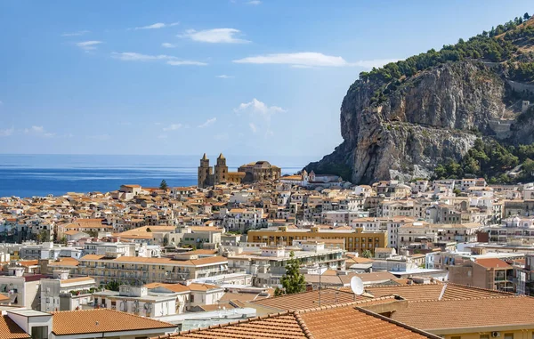 Hermosa vista del centro de Cefalú en Sicilia, Italia —  Fotos de Stock