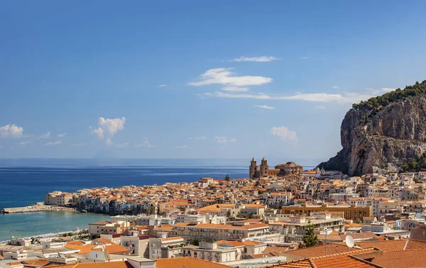 Hermosa vista del centro de Cefalú en Sicilia, Italia — Foto de Stock