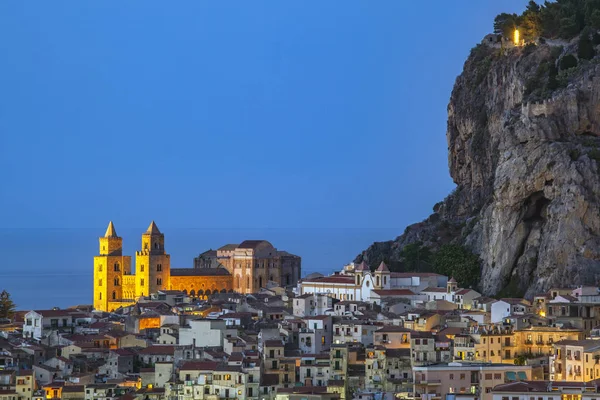 Piękny widok na centrum Cefalu na Sycylii, Włochy — Zdjęcie stockowe