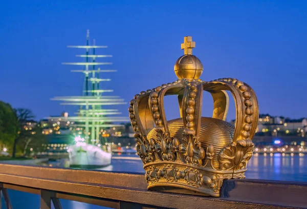 Golden koronát Skeppsholm híd megvilágított Stockholm régi — Stock Fotó
