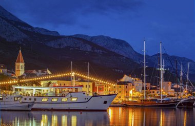 Makars bir yaz gecesi, Makarska tatil kasabası görünümü